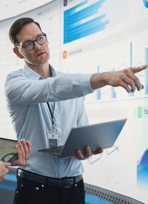 Berater präsentiert ein Power-BI-Dashboard