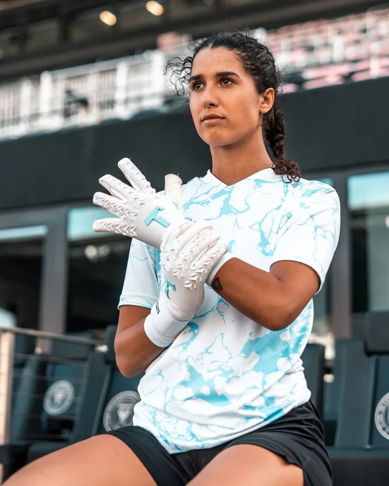 Torhüterin mit T1TAN-Handschuhen